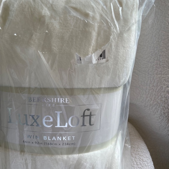 Berkshire Life Luxe Loft Twin Plush Throw Cozy Blanket 66 in x 92 in BRAND NEW!! - Picture 3 of 16